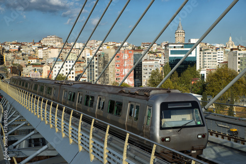 Plakat Metro w Stambule pociąg metra przechodzi z metra Golden Horn Metro