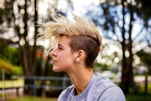Alternative Girl With Blonde Side Cut Mohawk Kaufen Sie