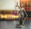 Justitia Figur - Personifikation der Gerechtigkeit in Anwalts Büro Raum