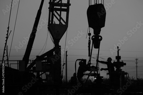 Plakat pracownicy naftowi pracują