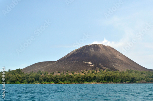 Plakat Widok na górę Krakatau, którego erupcja w 1800 roku jest tak legendarna. Eksplozja jest uważana za najgłośniejszy dźwięk słyszany w historii współczesnej