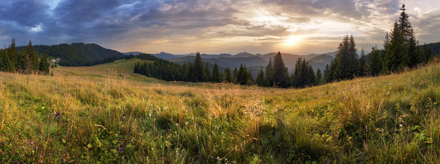 Canvas Print - Mountain panorama at dramatic sunset in Slovakia, Velka Fatra, Smrekovica