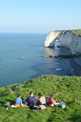 Poster - gens detente loisir famille mer ocean rocher soleil climat meteo enfant paysage Etretat rocher pic soleil