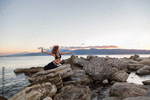 Ragazza Danza Sugli Scogli Al Tramonto In Riva Al Mare Buy This