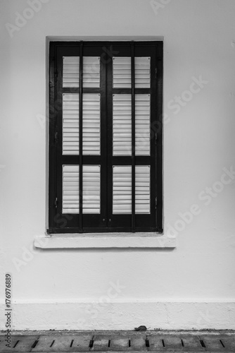 Zdjęcie XXL Okno z żaluzjami na białej ścianie. Czarny i biały