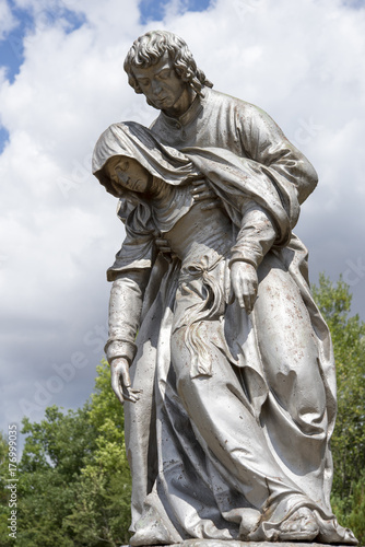 Plakat Statua mężczyzna trzyma up kobiety