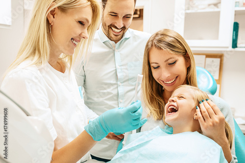 Plakat Rodzina w gabinecie stomatologicznym