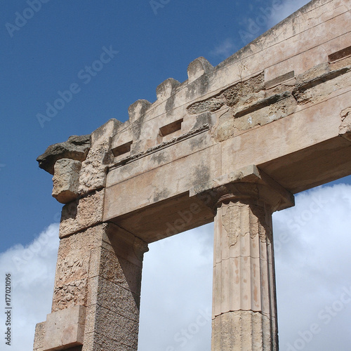 Plakat Cirene, Libia - 13 maja 2002: Starożytne ruiny w Cirene