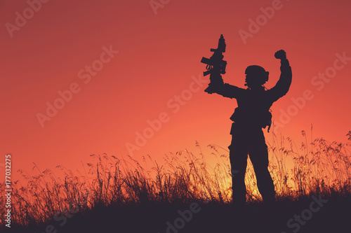 Plakat żołnierz wojskowy z bronią