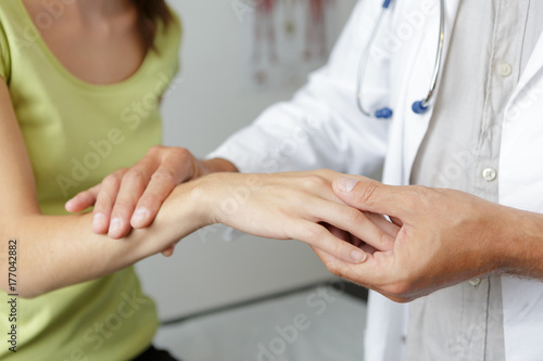 Zdjęcie XXL kobiece dłonie pokazujące zespół cieśni nadgarstka