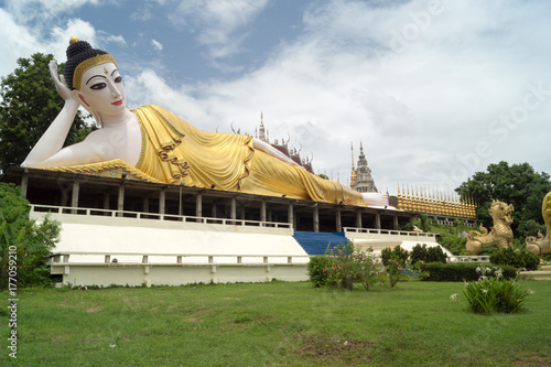 Zdjęcie XXL leżący budda w nowo wybudowanej świątyni