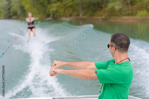 Zdjęcie XXL Instruktor pokazuje pozycję kobiety do jazdy na nartach wodnych