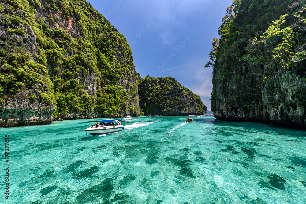 Beautiful crystal clear water at Pileh bay at Phi Phi island in Krabi near Phuket, Thailand. Concept for tropical summer beach travel. - obrazy, fototapety, plakaty 