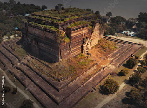 Zdjęcie XXL Widok z lotu ptaka z dronu na świątyni Mingun to monumentalna nieukończona stupa, którą rozpoczął król Bodawpaya w 1790 roku, Myanmar