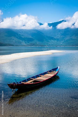 Photographie The Boat on the side of the lake in Vietnam