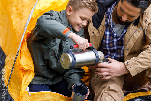 Plakat syn z termosem w camping