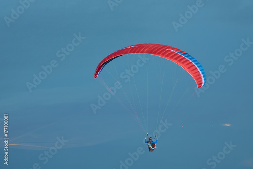 Zdjęcie XXL Parasailor unoszący się na lekkich wiatrach nad bawarską doliną