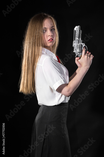 Plakat Anime cosplay, piękna młoda i niebezpieczna dziewczyna trzyma broń w dłoni