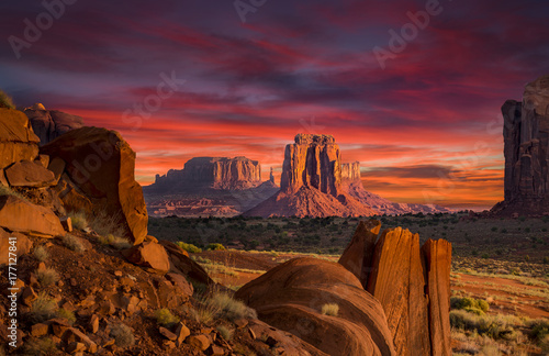 Zdjęcie XXL Spektakularny wschód słońca w Monument Valley