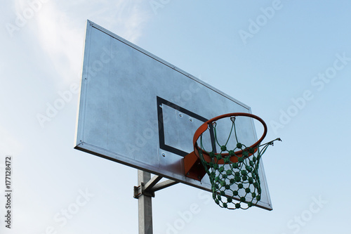 Plakat Obręcz do koszykówki na znak czasu