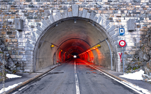 Dekoracja na wymiar  oswietlony-tunel-drogowy-na-przeleczy-susten-w-szwajcarii