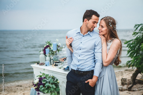 Plakat para zakochanych obchodzi ślub na Oceanie