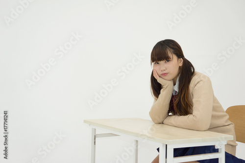 机で頬杖つく女子校生 Stock 写真 Adobe Stock 机で頬杖つく女子校生 Stock 写真 Adobe Stock