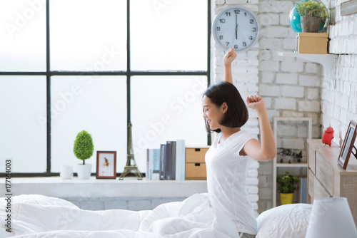 Zdjęcie XXL Azjatki Jest w łóżku i budzi się rano. Czuła się bardzo odświeżona.