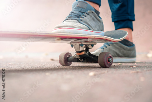 Zdjęcie XXL Red skate Nogi w tenisówkach. Sport, nastolatek, jazda konna.