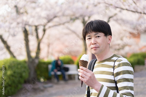 満開の桜の木の下でアイスクリームを食べる男性 Stock 写真 Adobe Stock 満開の桜の木の下でアイスクリームを食べる男性 Stock 写真 Adobe Stock