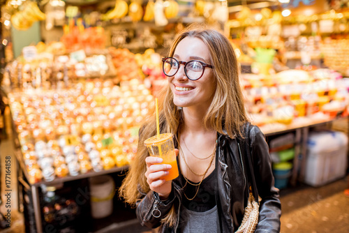 Zdjęcie XXL Młoda kobieta pije sok pomarańczowego w sławnym jedzenie rynku w Barcelona mieście