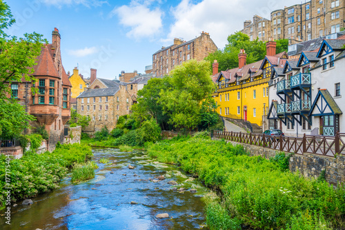 Fotografía The scenic Dean Village in a sunny afternoon, in Edinburgh, Scotland