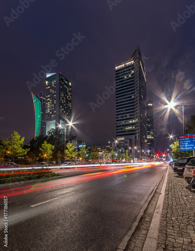 Plakat Warszawa, stolica Polska, wieżowce w centrum miasta w nocy