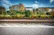 Bahnhof Bahnsteig gepflastert horizontal mit Markierungen und Häusern