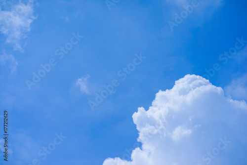 Plakat Niebieskie niebo z białymi chmurami.