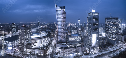 Plakat Panoramiczny widok z centrum Warszawy w nocy