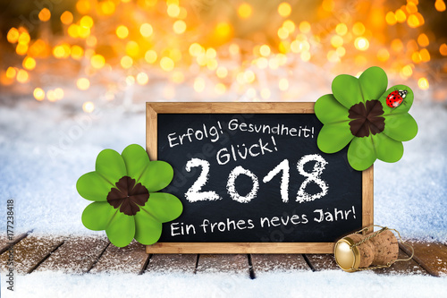 2018 Silvester bokeh Hintergund mit Sektfkorken Tafel Grüßen und Wünschen im Sch Poster