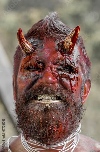 Láminas Halloween demon man with beard showing teeth