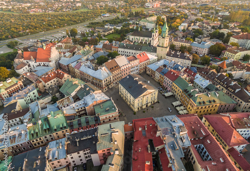 Plakat Lublin - stare miasto z Trybunałem Koronnym i wieżą Trynitarską widziane z powietrza. Widok z lotu ptaka.