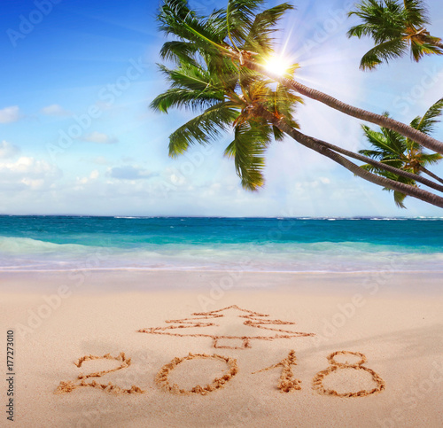 Plakat Nowy rok 2018 napisane na piaszczystej plaży.