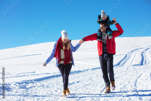Zdjęcie XXL Atrakcyjna rodzina zabawy w winter park na górze