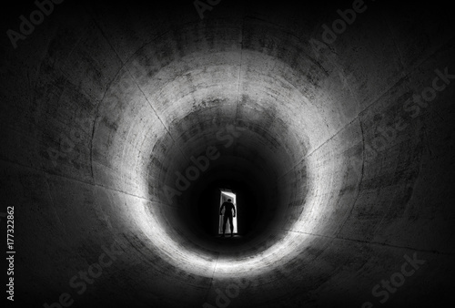 Zdjęcie XXL Mężczyzna wychodzi z ciemności otwierając drzwi