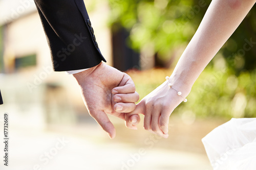 Plakat zbliżenie rąk pary
