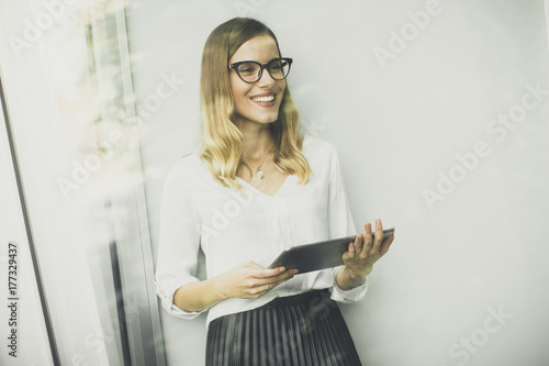 Zdjęcie XXL Młoda kobieta z pastylką w biurze