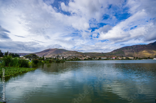 Zdjęcie XXL Piękny widok jezioro w Yahuarcocha, w pięknym chmurnym dniu z górą behind w Yahuarcocha Ekwador
