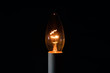 Metalowy żarnik w żarówce świecące w ciemności.