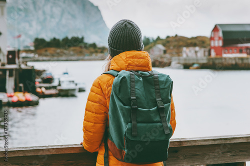 Plakat Kobieta podróżnik cieszy się Norwegia wioski krajobrazu podróży stylu życia pojęcia przygody zimy być na wakacjach plenerowego