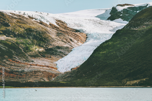 Plakat Svartisen lodowiec Krajobraz w Norwegii Skandynawski charakter zabytków pojęcie ekologii