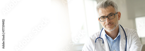 Portrait of doctor in office- template Tableau sur Toile
