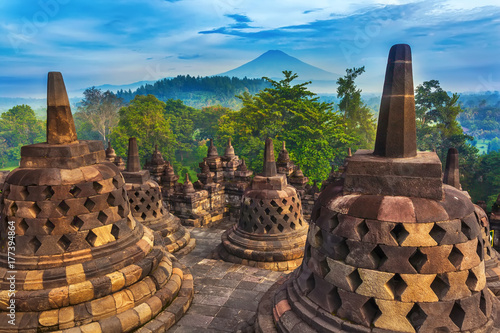 Fotografía Candi Borobudur in the background of rainforest, morning mist and Sumbing Mountain